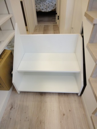 階段下のスペースを有効活用して収納を造作